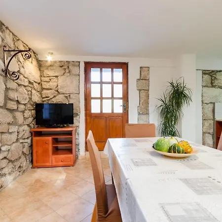 Josip Apartment *